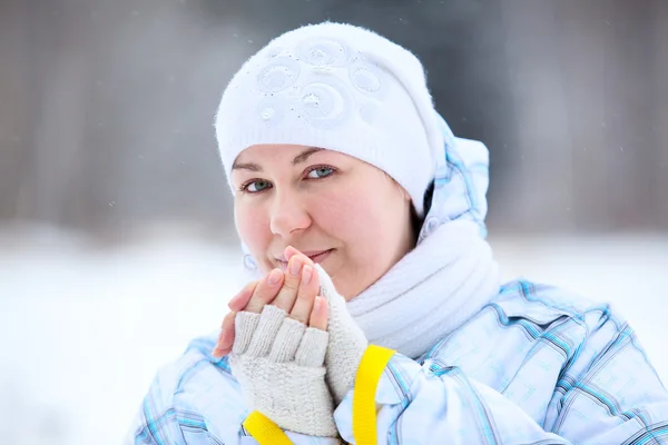 Jeune femme réchauffant les doigts avec des bâtons de ski dans les mains — Photo