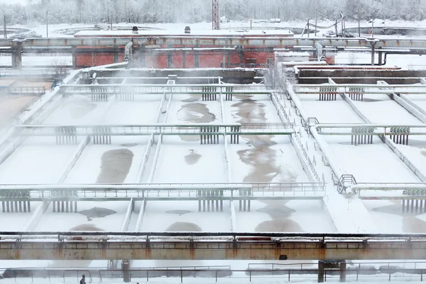 Havalandırma kanalizasyon tank buharlaşma kış ile sürü — Stok fotoğraf