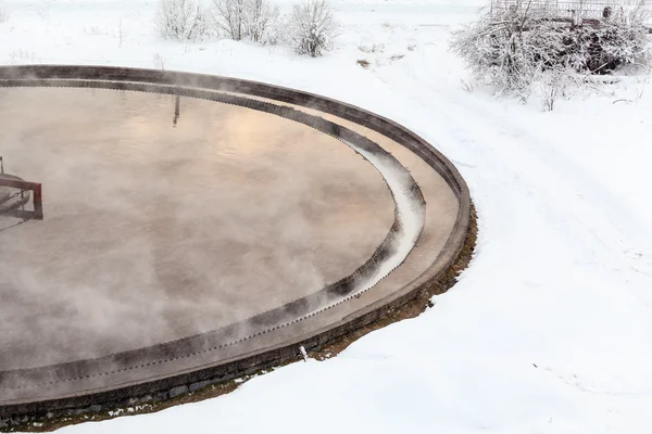 Riciclaggio e trattamento delle acque nei coloni di depurazione nella stagione invernale — Foto Stock