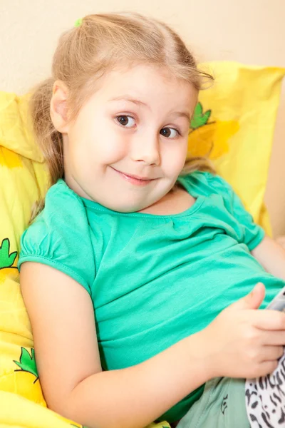 Małe dziecko kaukaski z cyfrowych typu Tablet na łóżku — Zdjęcie stockowe