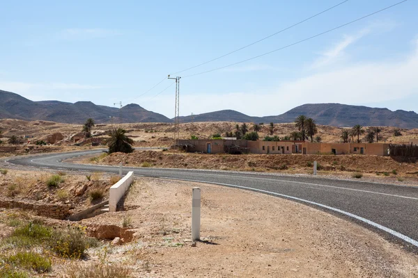 Camino del asfalto en terreno montañoso —  Fotos de Stock