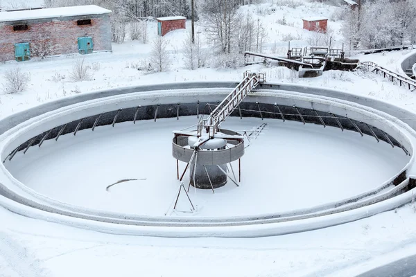 Cubierto de nieve grandes colonos vacíos en planta de tratamiento de alcantarillado — Foto de Stock