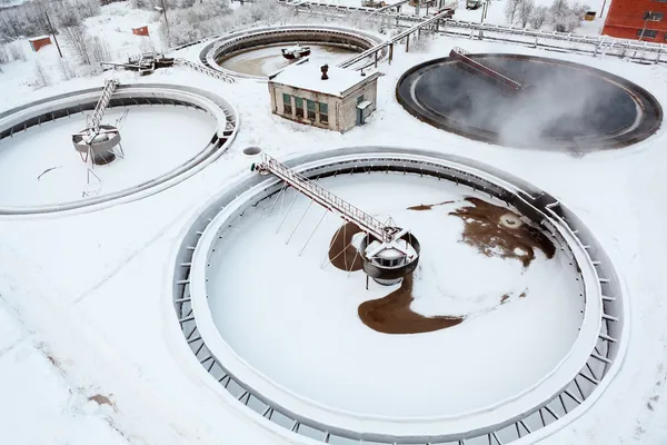 Quatro colonos circulares em estação de tratamento de esgoto industrial na temporada de inverno — Fotografia de Stock