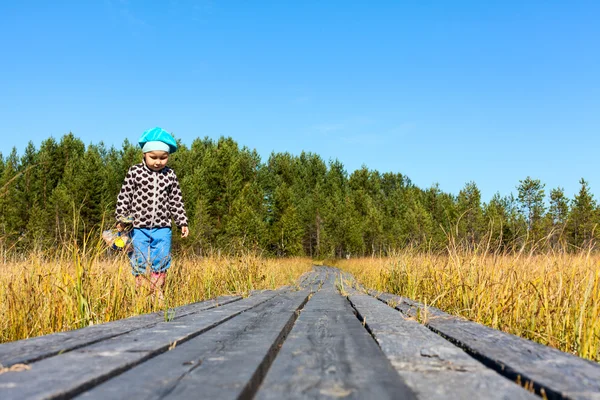 Caucasian small child walking in swamp — Stock Photo, Image