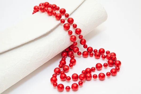 Collar de perlas roja con bolso sobre fondo blanco —  Fotos de Stock