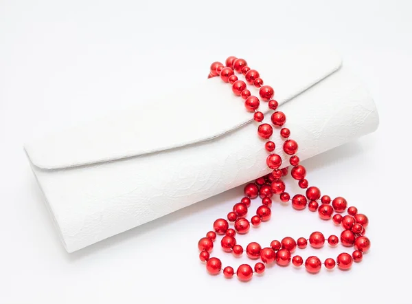 Collana di perle rossa con la borsa su sfondo bianco — Foto Stock