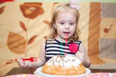 küçük kız burada pasta ile ikinci doğum günü kutluyor