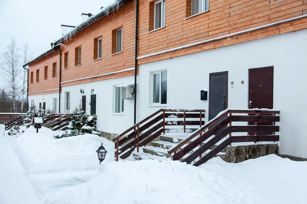 Hus i vintersäsong — Stockfoto
