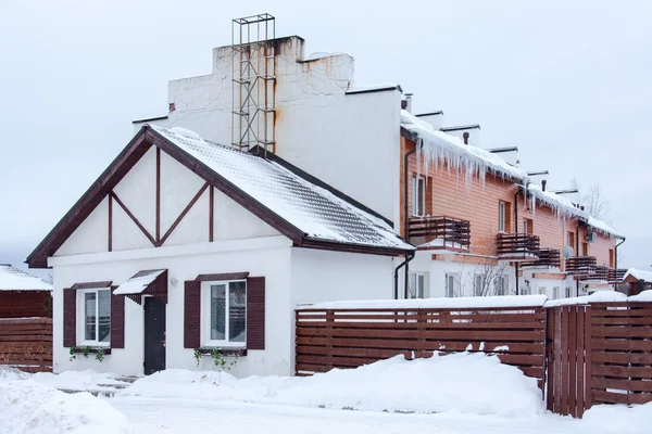 Haus in der Wintersaison — Stockfoto