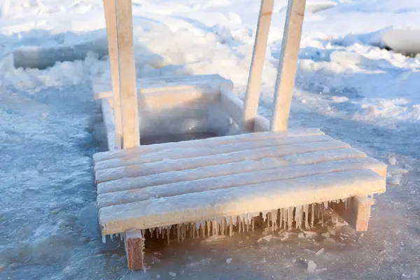 Dřevěné madlo pro namáčení v ledové vodě otvor pro křest v saint-petersburg, Rusko — Stock fotografie