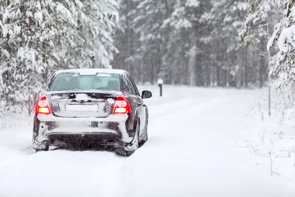Szárazföldi jármű állva egy téli Észak erdő országút — Stock Fotó