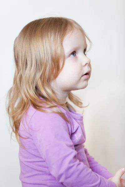 Ritratto di bella bambina con gli occhi azzurri e i capelli biondi di profilo — Foto Stock