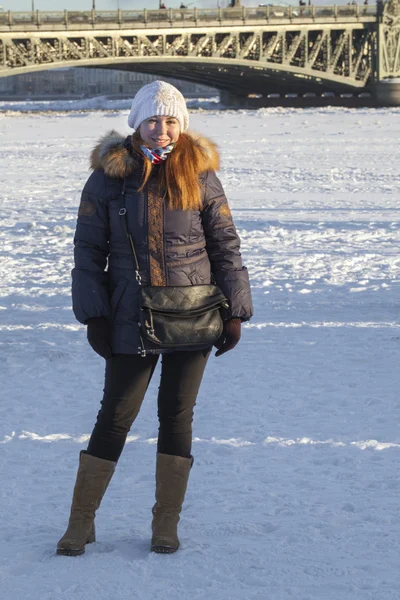 Ritratto di bella donna in abiti invernali in piedi all'aperto — Foto Stock