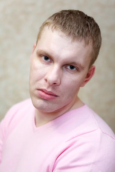 Fechar-se de homem bonito cabelo loiro olhando para a câmera com olhar sério — Fotografia de Stock