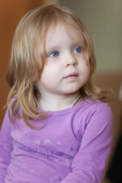 Bild von versonnen kleines Mädchen mit blauen Augen und blondes Haar — Stockfoto