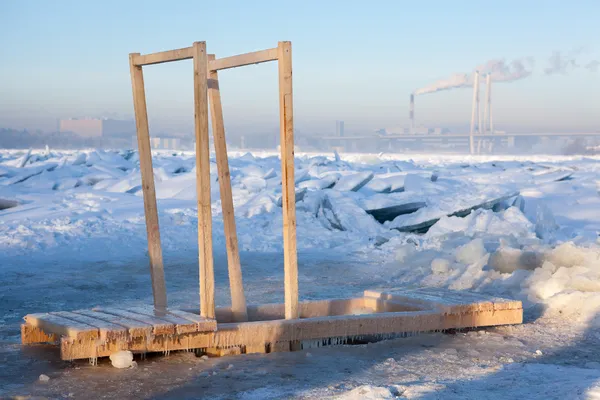 Fa kapaszkodó a mártással a jég lyuk víz a keresztség, a Saint-Petersburg, Oroszország — Stock Fotó