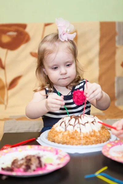 Pequena menina branca duas orelhas comendo bolo de aniversário — Fotografia de Stock