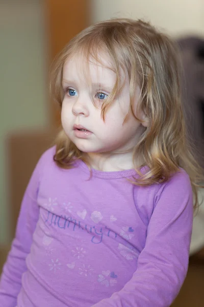 Foto van bang klein meisje met blauwe ogen en blond haar — Stockfoto