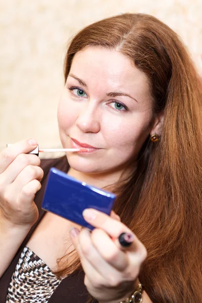 Närbild av ganska kaukasiska ung kvinna om rosa läppstift på läpparna — Stockfoto