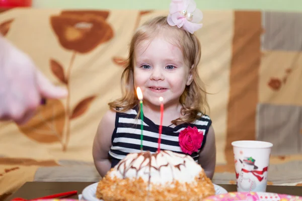 생일 케이크에 촛불에 화 염과 작은 백인 여자 — 스톡 사진