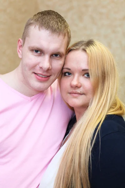 Retrato de close-up de um belo jovem casal sorrindo juntos — Fotografia de Stock