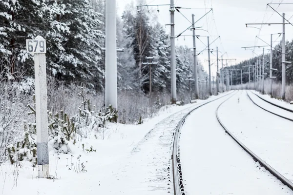 Ferrovia principal elétrica vazia em florestas de inverno — Fotografia de Stock