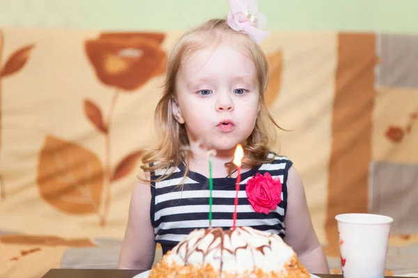 Pequena menina branca soprando velas no bolo de aniversário — Fotografia de Stock