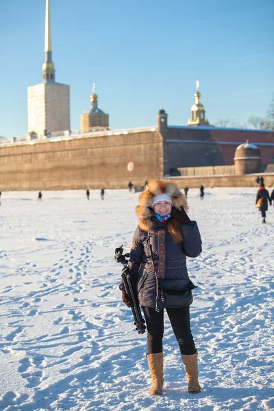 Portrait de belle femme en vêtements d'hiver debout en plein air — Photo