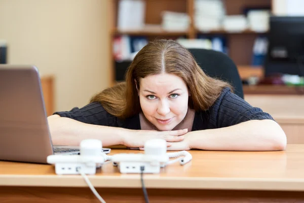 Executive business vrouw wachten telefoon roept in office — Stockfoto