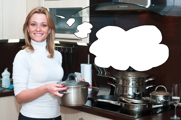 Mooie gelukkig lachende vrouw in keuken interieur met casserole — Stockfoto