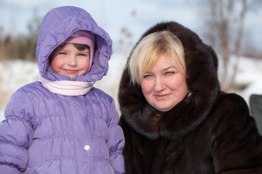 Anne ve çocuk kışın