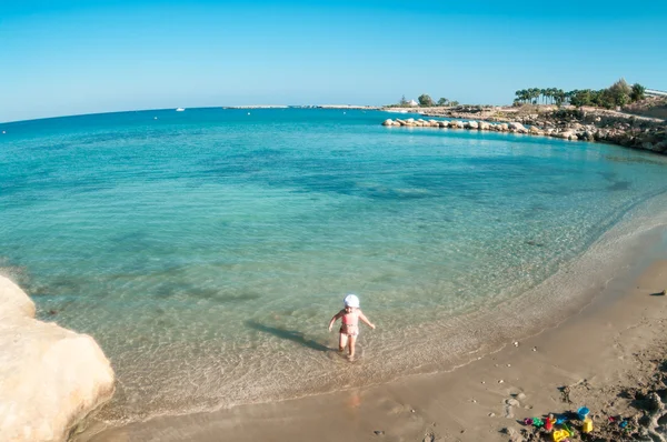 Bambino in spiaggia — Foto Stock