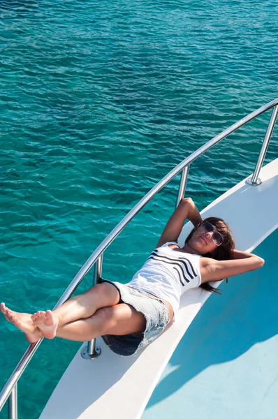 Mujer con gafas de sol descansando en un yate —  Fotos de Stock