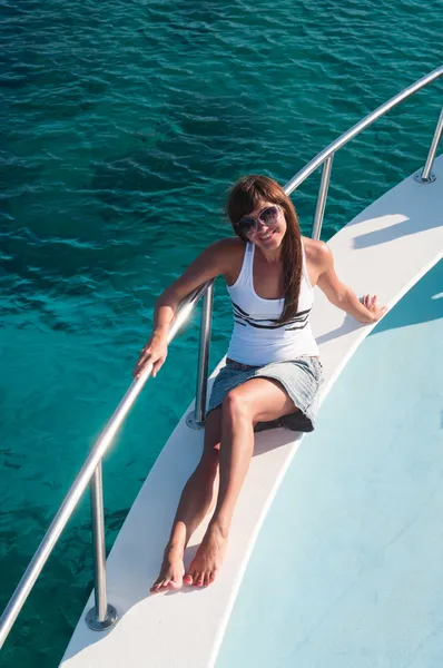 Girl in sunglasses on a yacht — Stock Photo, Image