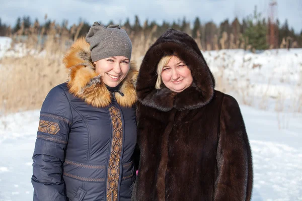 Twee vrouwen in de winter — Stockfoto