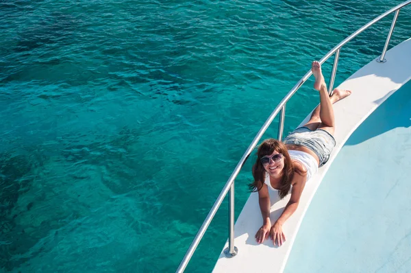 Девушка лежит на палубе на яхте — стоковое фото