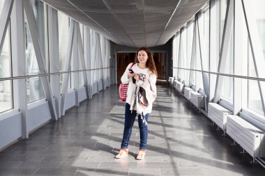 Havaalanı salonunda cep telefonu ayakta olan kadın