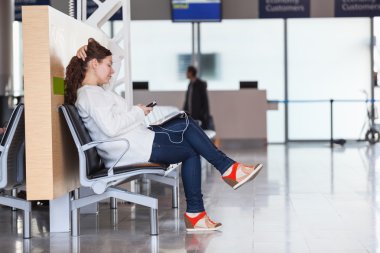 transit yolcu uçuş Havaalanı dinlenme odasında bekleyen aygıtlar ile