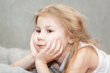 düşünceli küçük beyaz kız kafasını eller tarafından desteklenmesi dinlenme