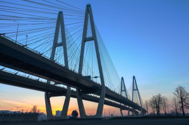 Mavi gökyüzü üzerinde gündoğumu sırasında büyük Asma Köprüsü