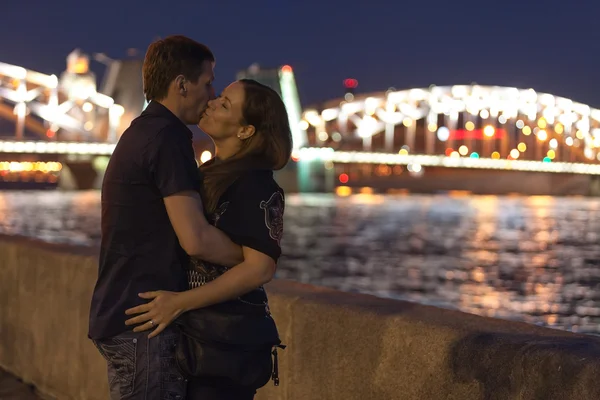 Pareja romántica besos cerca del río en la noche — Foto de Stock