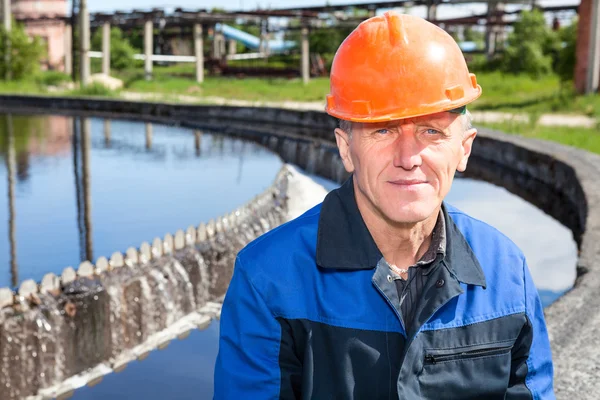 Trabajador manual mayor caucásico sentado cerca de la unidad de filtración de agua. Espacio de copia — Foto de Stock