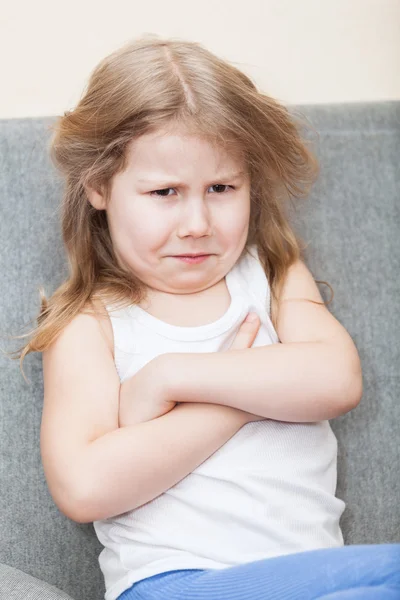 Porträt eines verärgerten kaukasischen Mädchens mit verschränkten Armen — Stockfoto