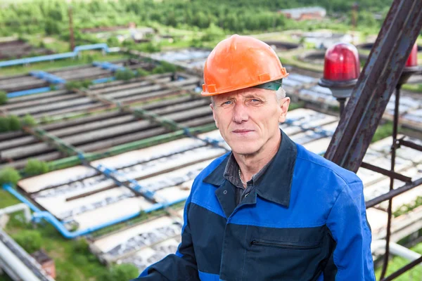Ouvrier supérieur caucasien debout contre l'usine de traitement de l'eau. Espace de copie — Photo