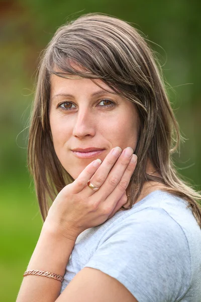 Close-up of attractive Caucasian young woman looking at the camera — Stockfoto