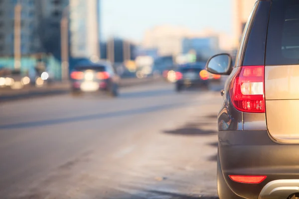 Auto per passeggeri, parcheggio sul marciapiede strade urbane. Copyspace — Foto Stock