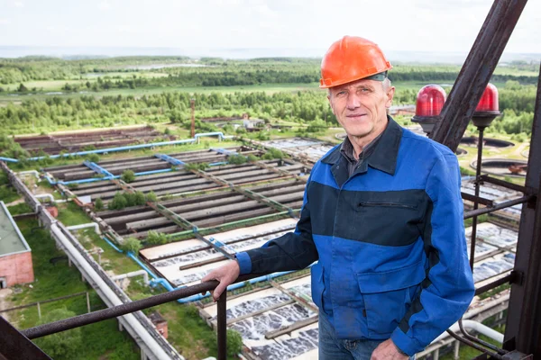 Lächelnd caucasian Arbeiter stehen für Höhenlage-Plattform. Exemplar — Stockfoto