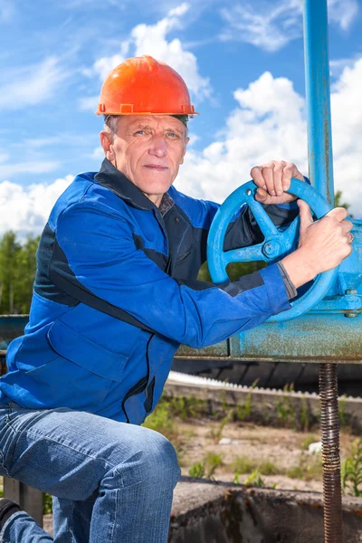 Retrato de un hombre mayor caucásico en uniforme de trabajo con válvula de tubería —  Fotos de Stock