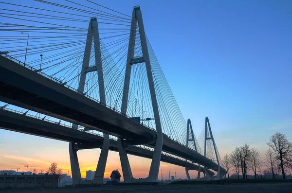 青い空に日の出の間に橋を大きな中断 — ストック写真