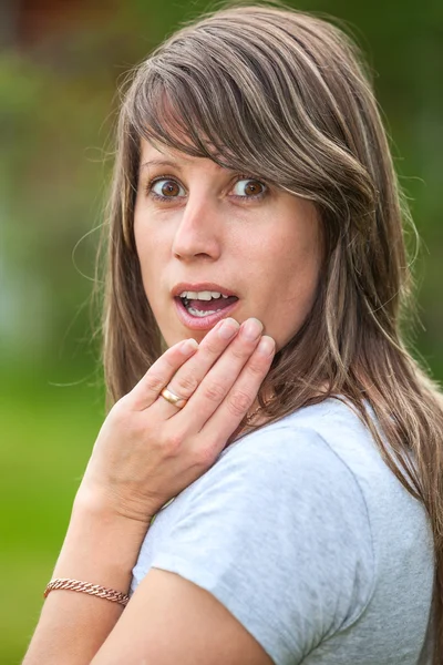 Sorprende mujer hermosa joven Caucásica — Foto de Stock